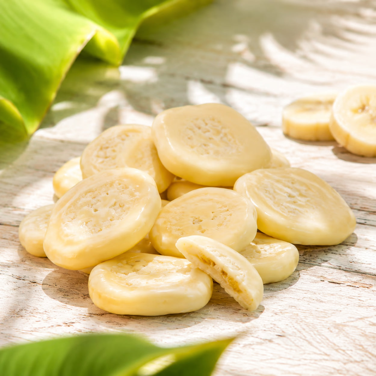 Bananenchips in weißer Schokolade