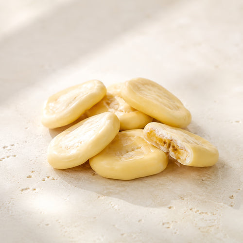 Bananenchips in weißer Schokolade