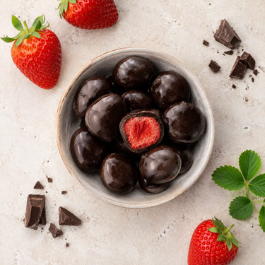 Translation missing: de.Gefriergetrocknete Erdbeeren in Zartbitterschokolade