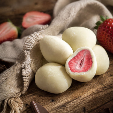 Translation missing: de.Gefriergetrocknete Erdbeeren in weißer Schokolade