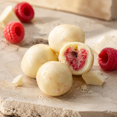 Translation missing: de.Gefriergetrocknete Himbeeren in weißer Schokolade