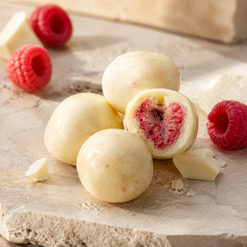 Gefriergetrocknete Himbeeren in weißer Schokolade