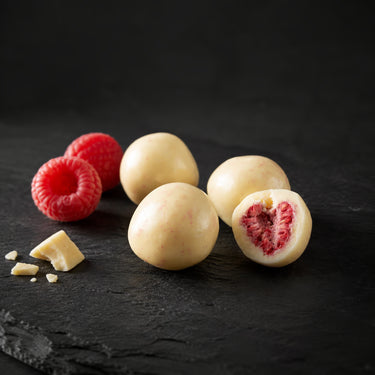 Translation missing: de.Gefriergetrocknete Himbeeren in weißer Schokolade