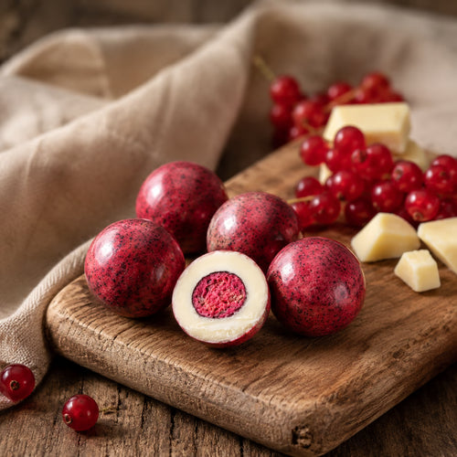 Gefriergetrocknete Johannisbeeren in weißer Schokolade