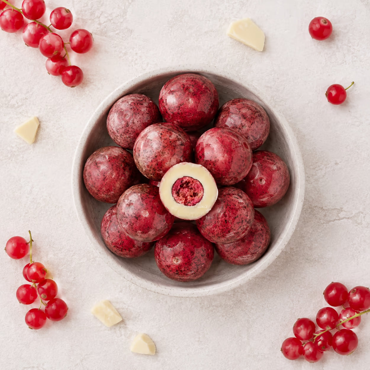Gefriergetrocknete Johannisbeeren in weißer Schokolade