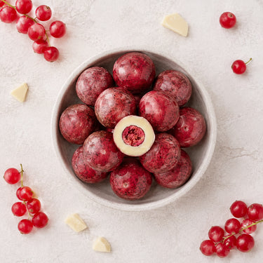Translation missing: de.Gefriergetrocknete Johannisbeeren in weißer Schokolade