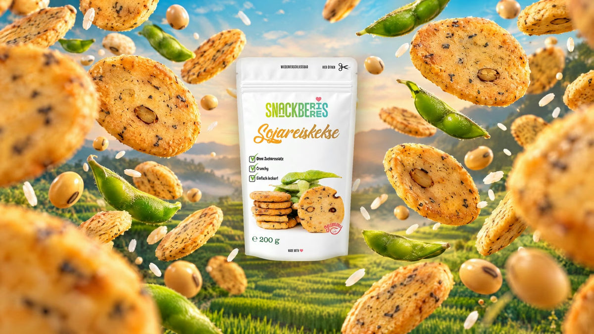 Snackberries Sojareiskekse im Beutel vor Reisterrassen im Sonnenaufgang, umgeben von fliegenden Keksen und Edamame
